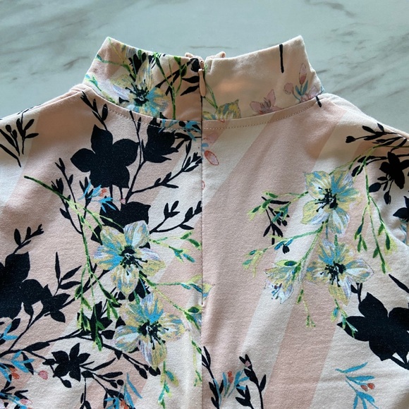 Like 🆕 GUESS | Three Quarter Sleeve Irene Choker Top - Picture 7 of 8